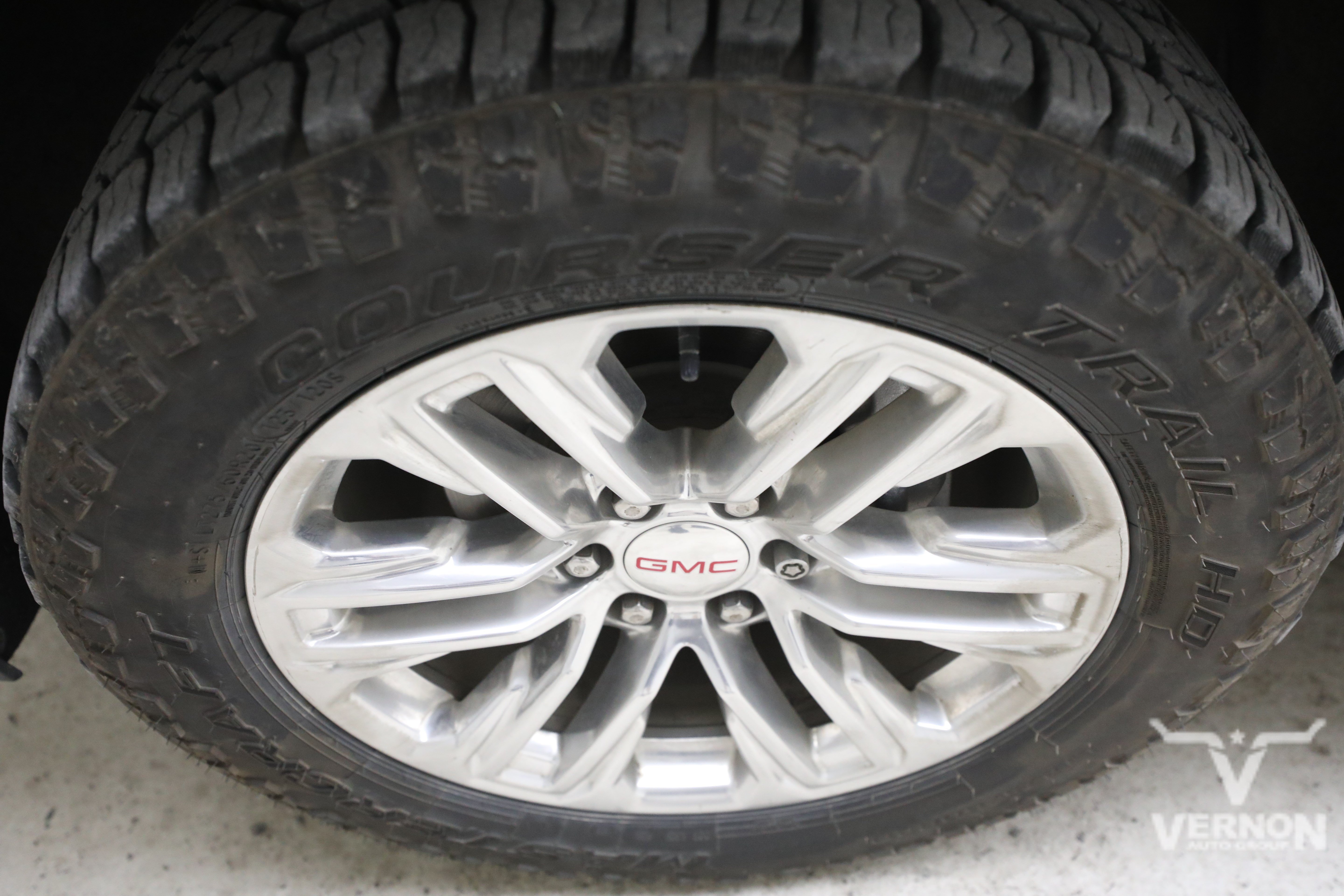 Used 2023 White Frost Tricoat GMC Y image 10