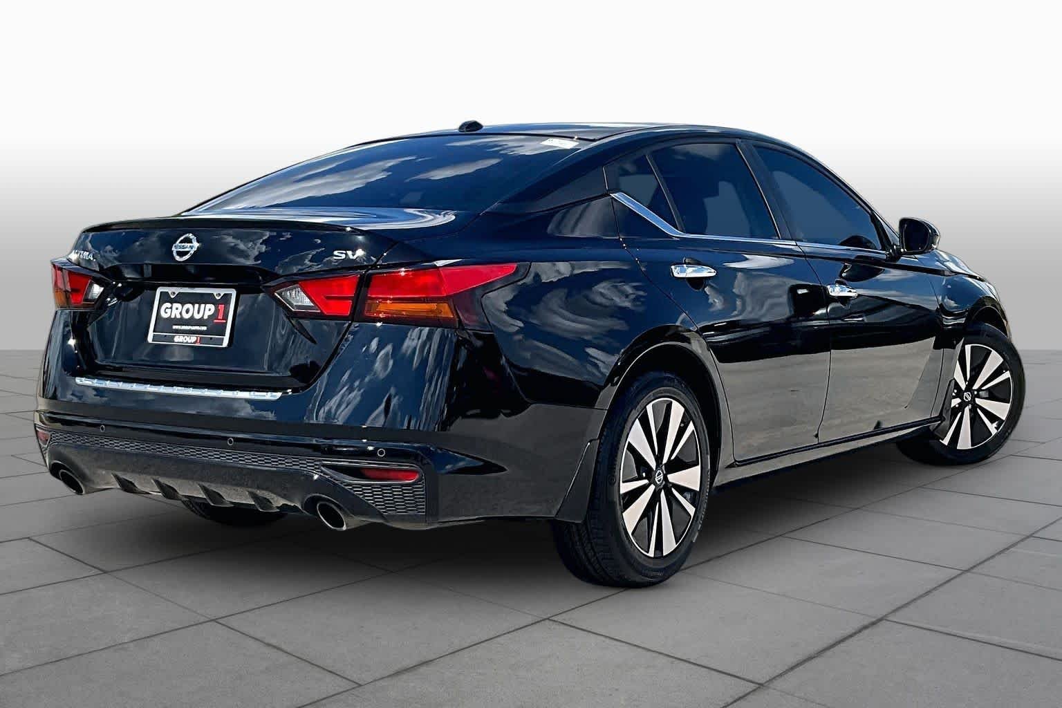 Used 2022 Super Black Nissan 2.5 SV image 13
