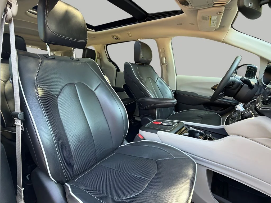 Used 2023 Bright White Clearcoat Chrysler Limited image 15
