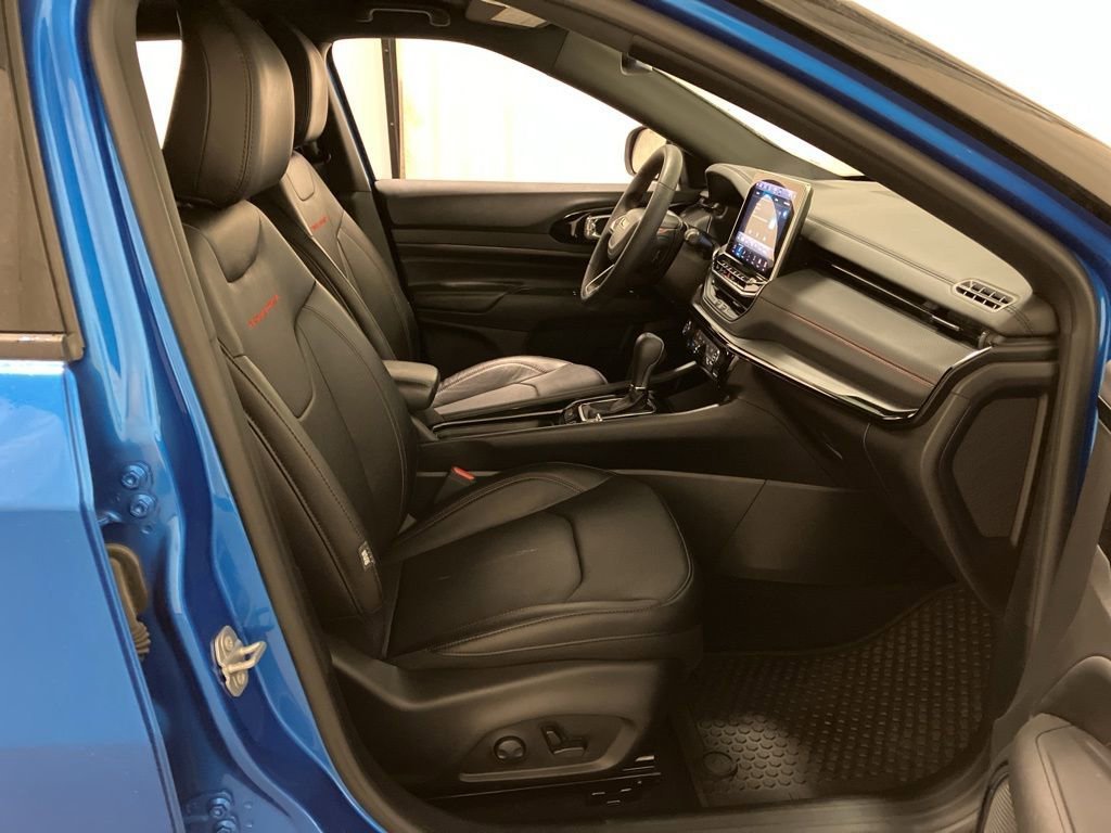 Used 2024 Hydro Blue Pearlcoat Jeep Trailhawk image 18