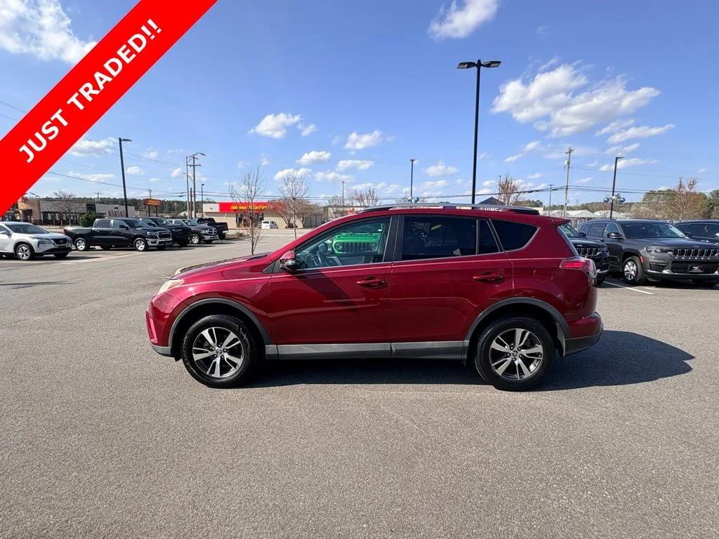 Used 2018 Red Toyota XLE image 10