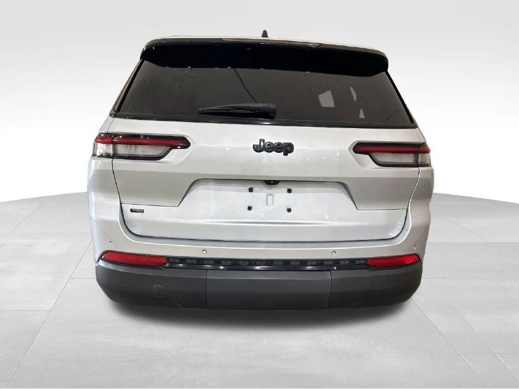 Used 2021 Silver Jeep Altitude image 4