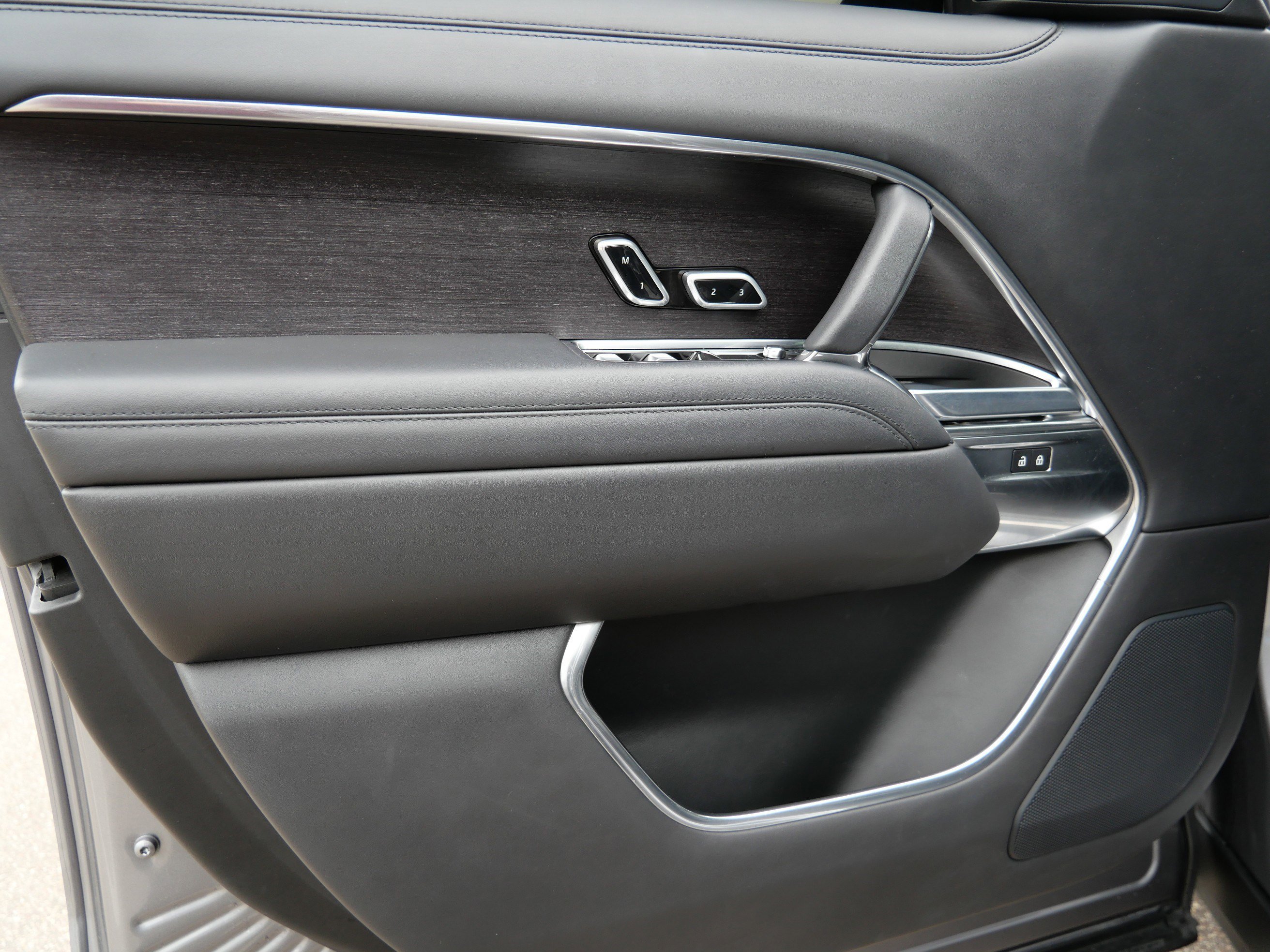 Used 2023 EIGER GREY Land Rover Autobiography image 13
