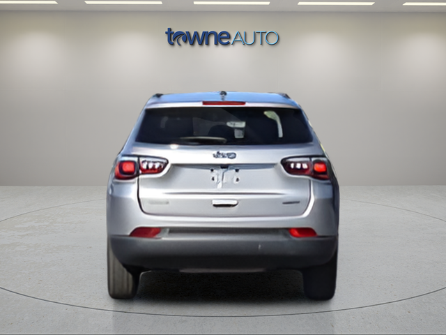 Used 2022 Silver Jeep Latitude image 7