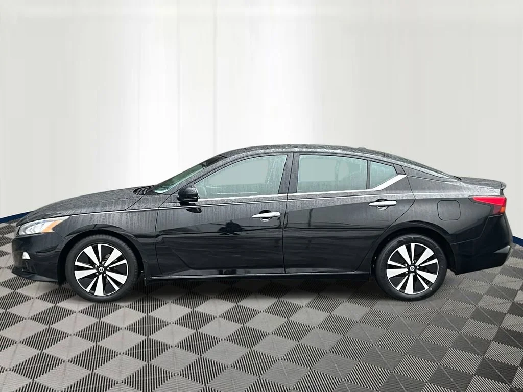 Used 2019 Nissan Altima SV with VIN 1N4BL4DV6KC134998 for sale in Eastpointe, MI