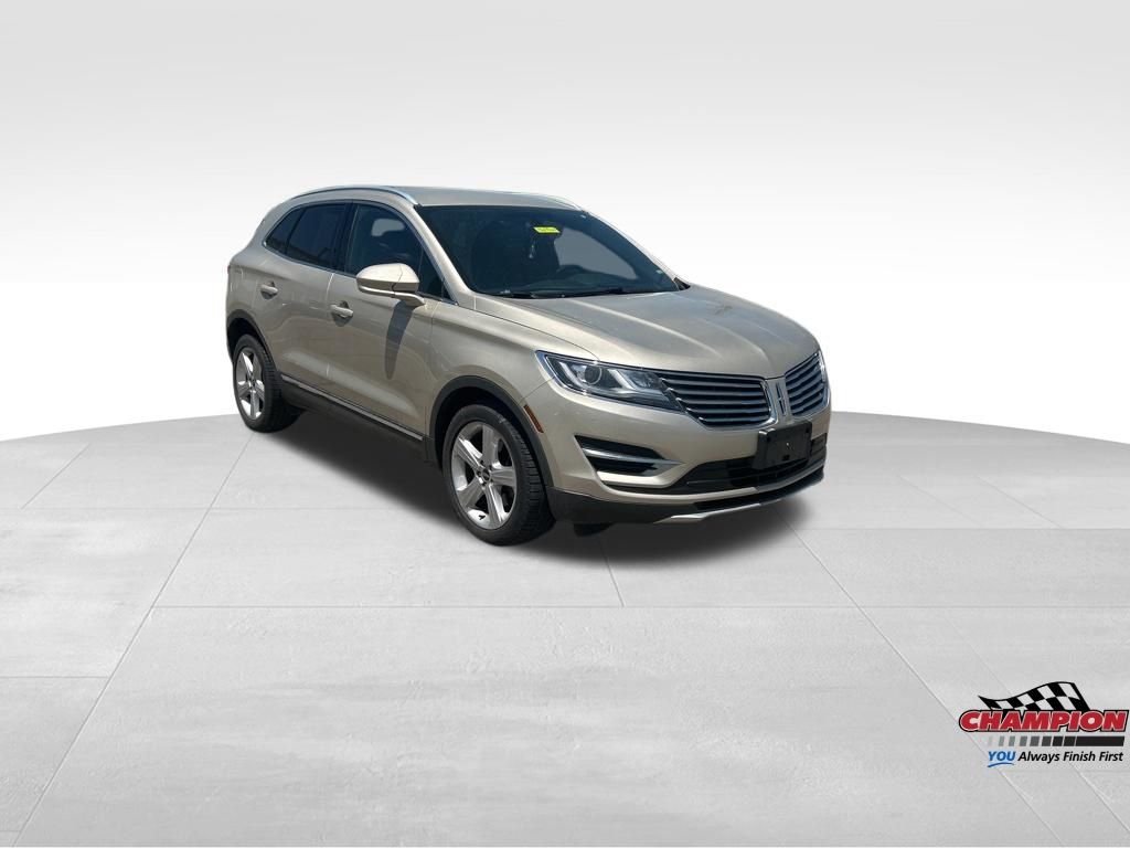 Used 2017 White Gold Metallic Lincoln Premiere image 7