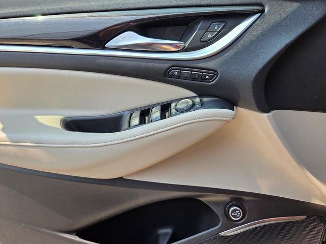 Used 2018  Buick Premium Group image 29