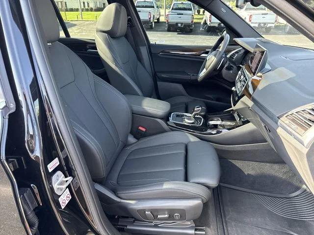 Used 2024 Black Sapphire Metallic BMW sDrive30i image 27