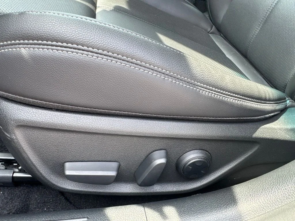 2025 GENESIS G70 Standard - Photo 13
