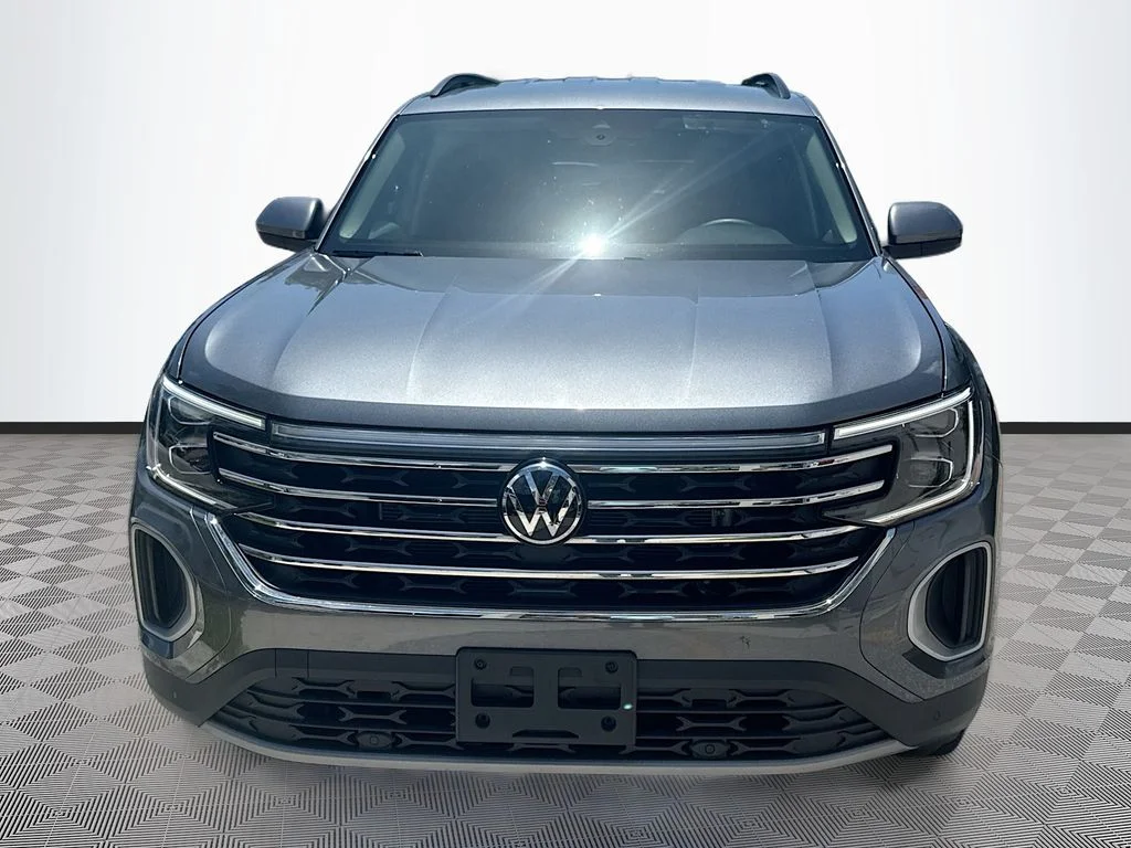 Used 2025  Volkswagen 2.0T SE w/Technology image 2