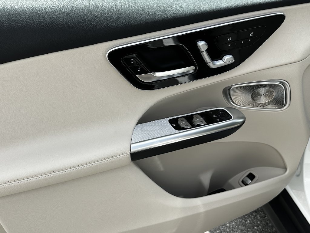 New 2026 Polar White Mercedes-Benz GLC 300 image 48