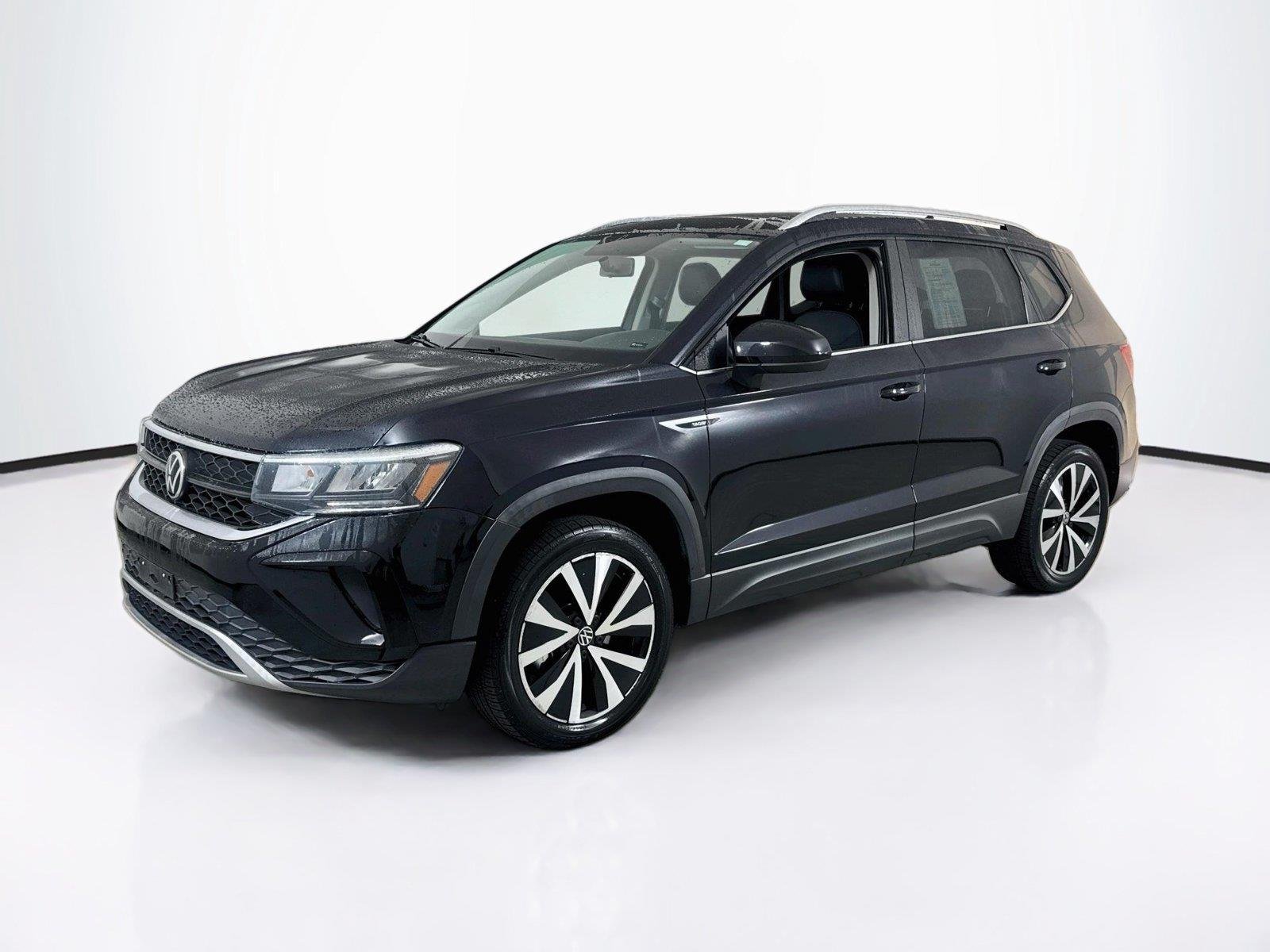 Used 2022 Deep Black Pearl Volkswagen SE image 1
