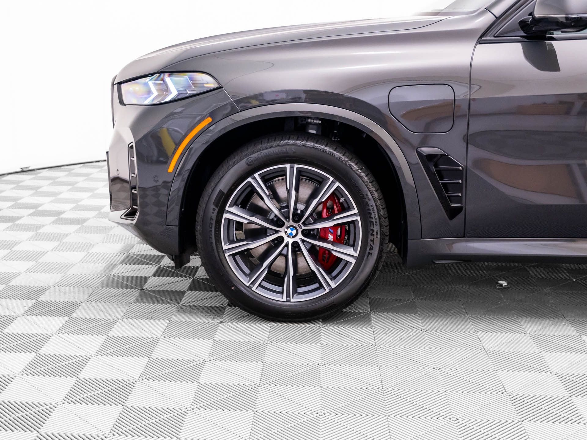 New 2026 Dravit Grey Metallic BMW xDrive50e image 37
