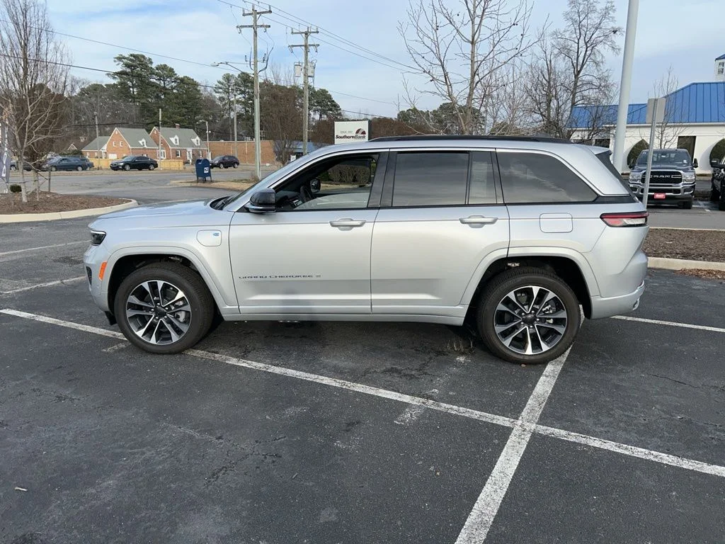 New 2024 Silver Zynith Exterior Paint Jeep Overland 4xe image 3
