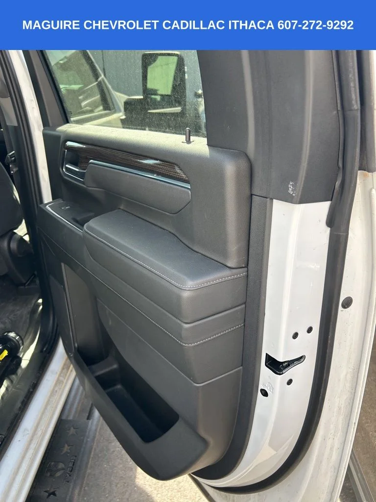 Used 2025 White Chevrolet LT image 9