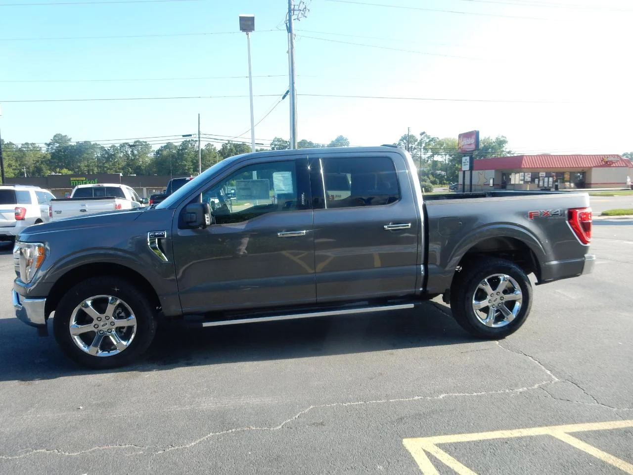 New 2022 Gray Ford XLT 4WD SUPERCREW 5.5 ft BO image 5