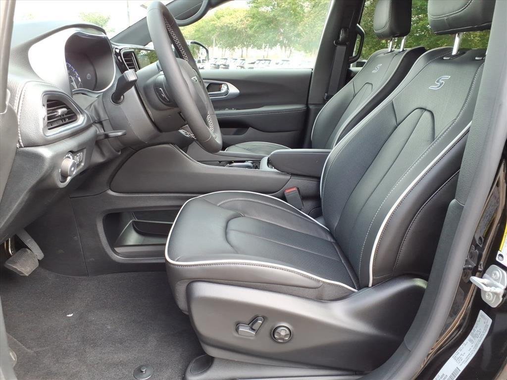 New 2026 Diamond Black Crystal Pearl-Coat Exterior Paint Chrysler Limited image 3