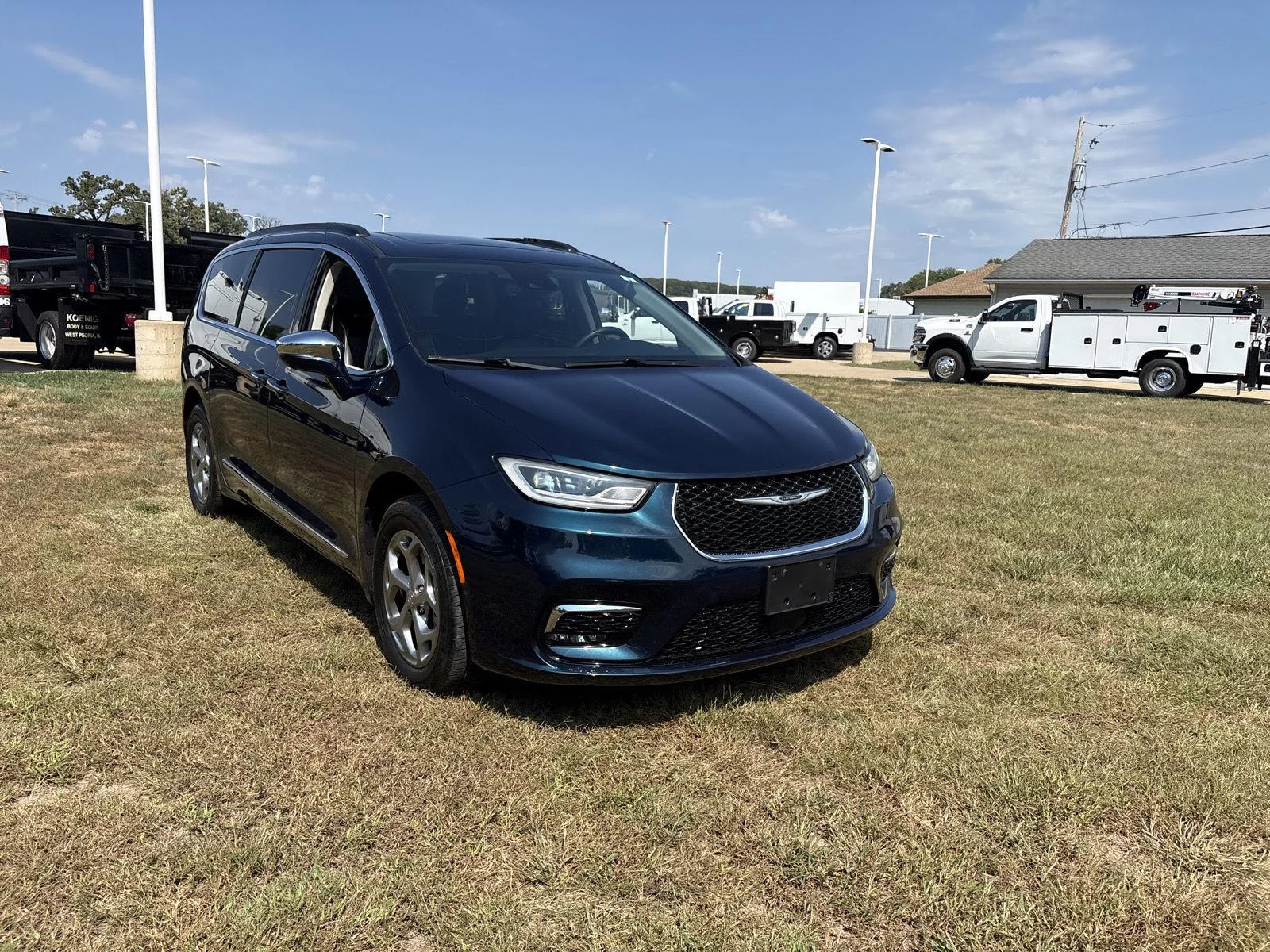 Used 2022 Fathom Blue Pearlcoat Chrysler Limited image 3