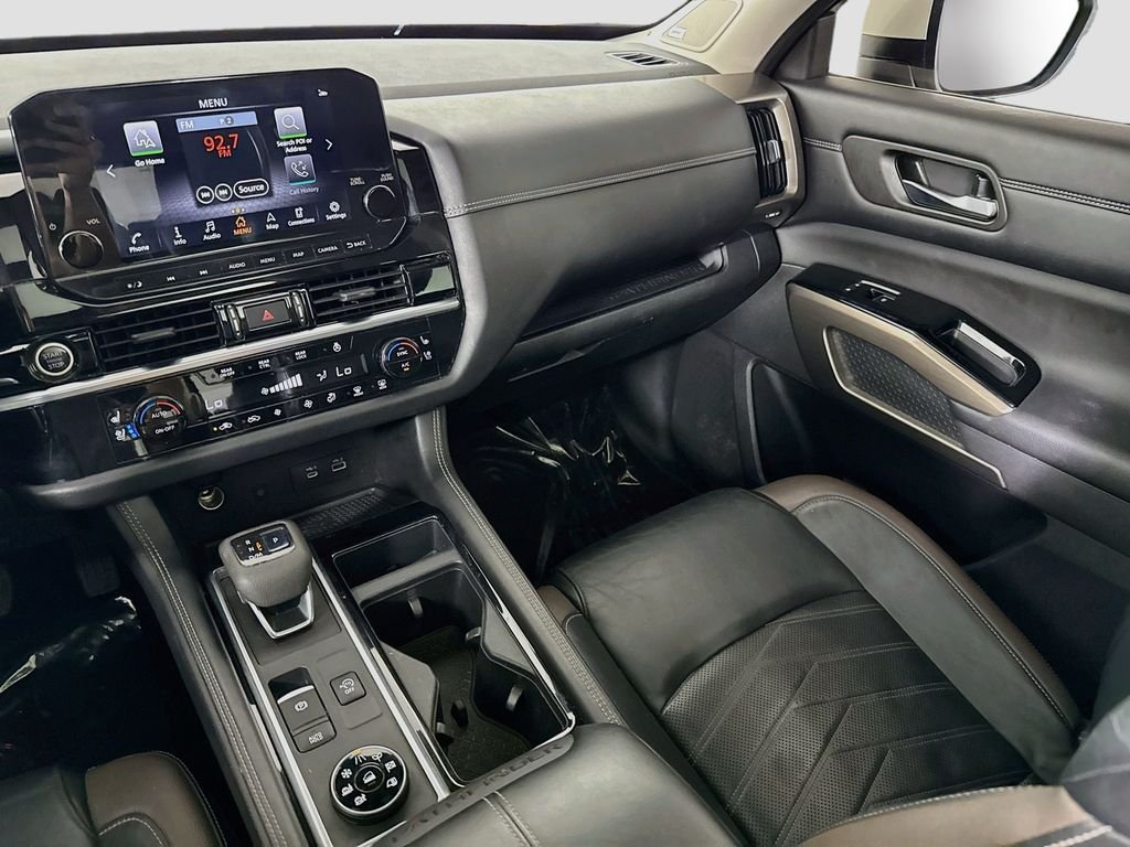 Used 2022 White Nissan Platinum image 23