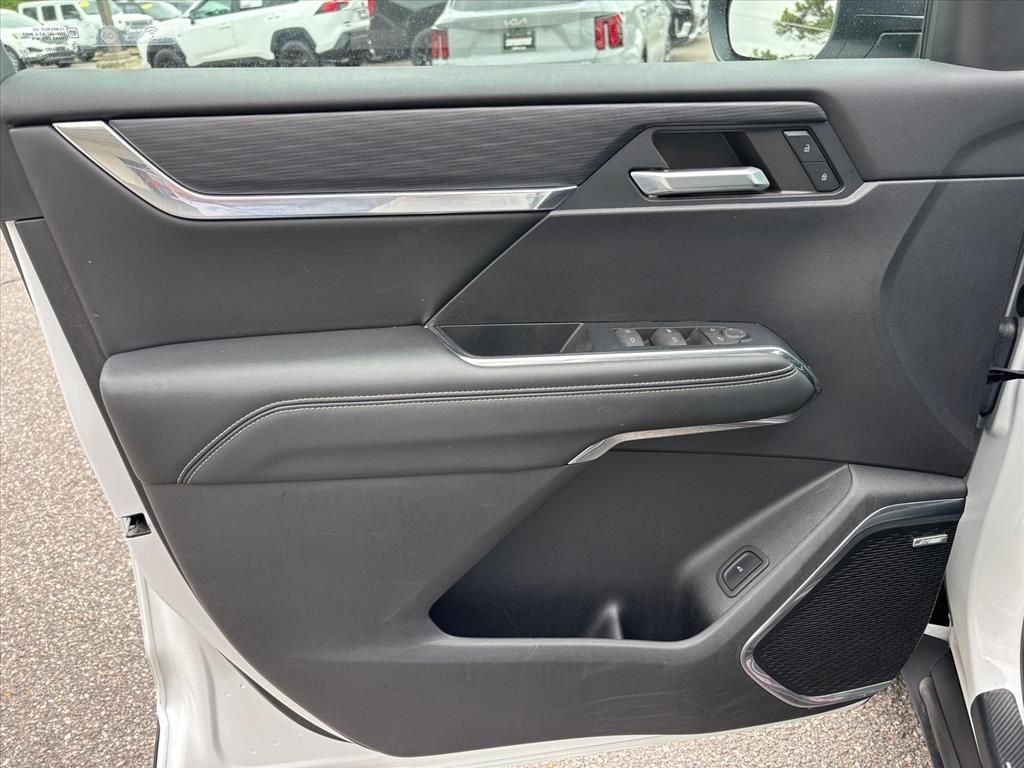 Used 2024 Summit White GMC Elevation image 8
