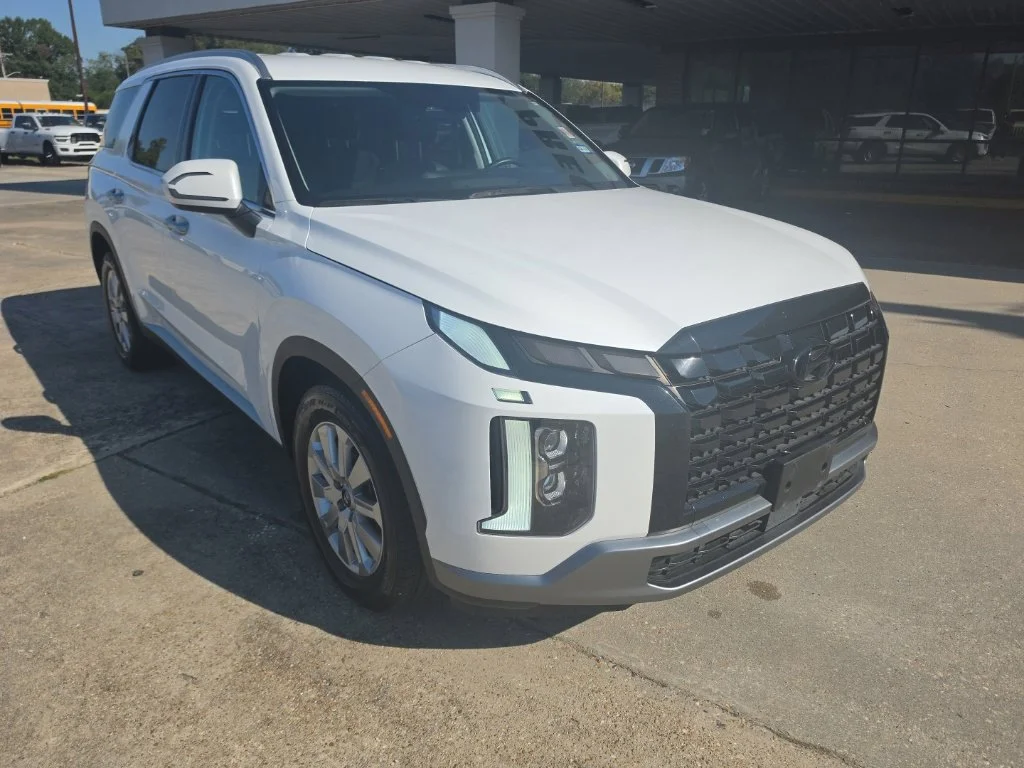 Used 2025 White Hyundai SEL image 9