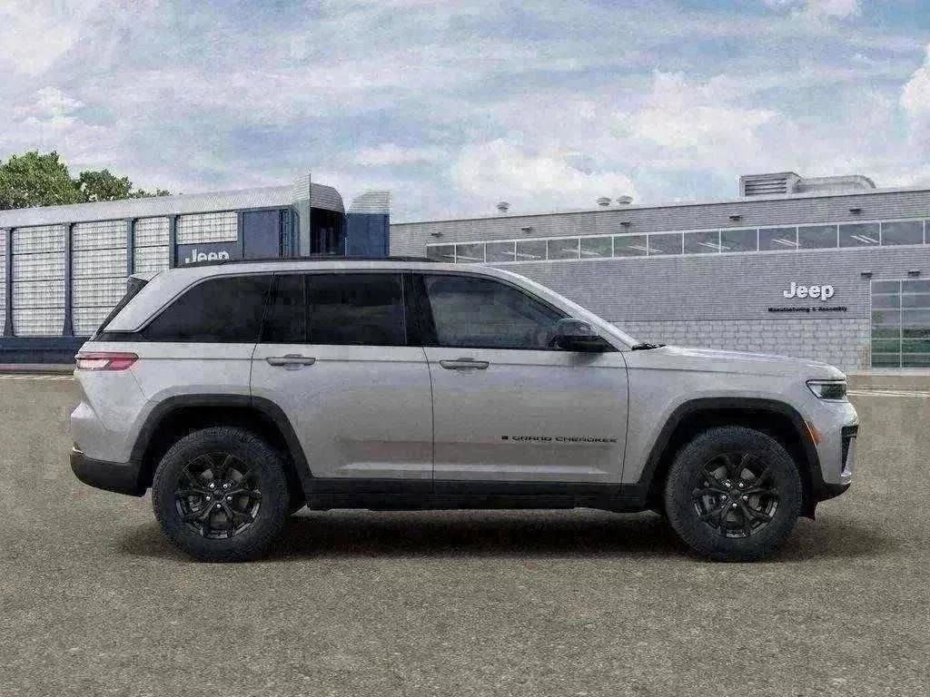 New 2026 Silver Zynith Exterior Paint Jeep Altitude image 31