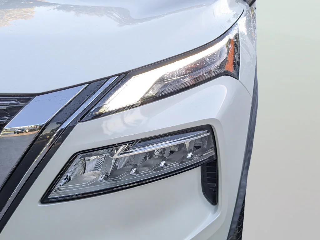 Used 2021 White Nissan SV image 8