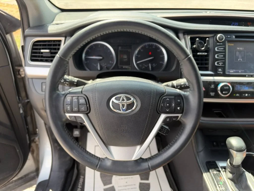 Used 2019  Toyota Limited image 8