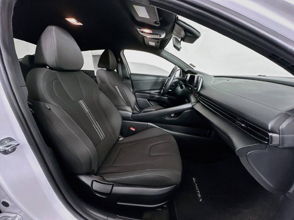 Used 2025 White Hyundai SEL Sport image 26