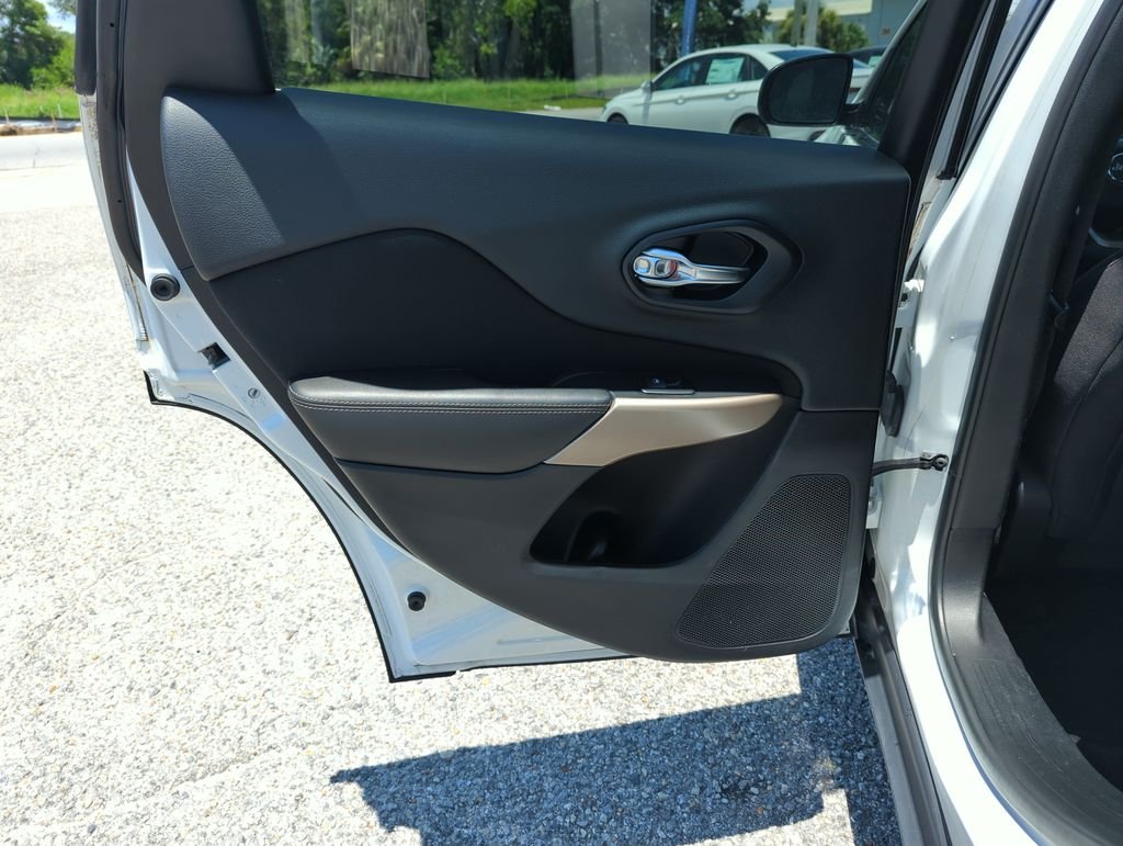 Used 2017 White Jeep Latitude image 27