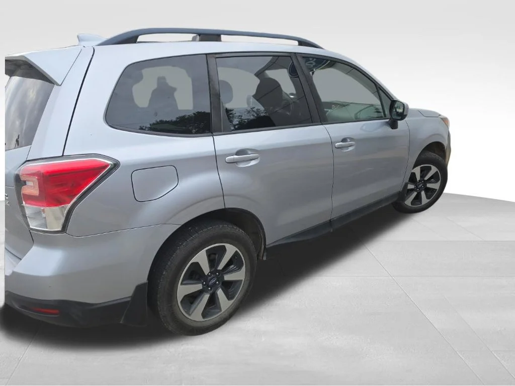 Used 2017 Silver Subaru 2.5i Premium image 7