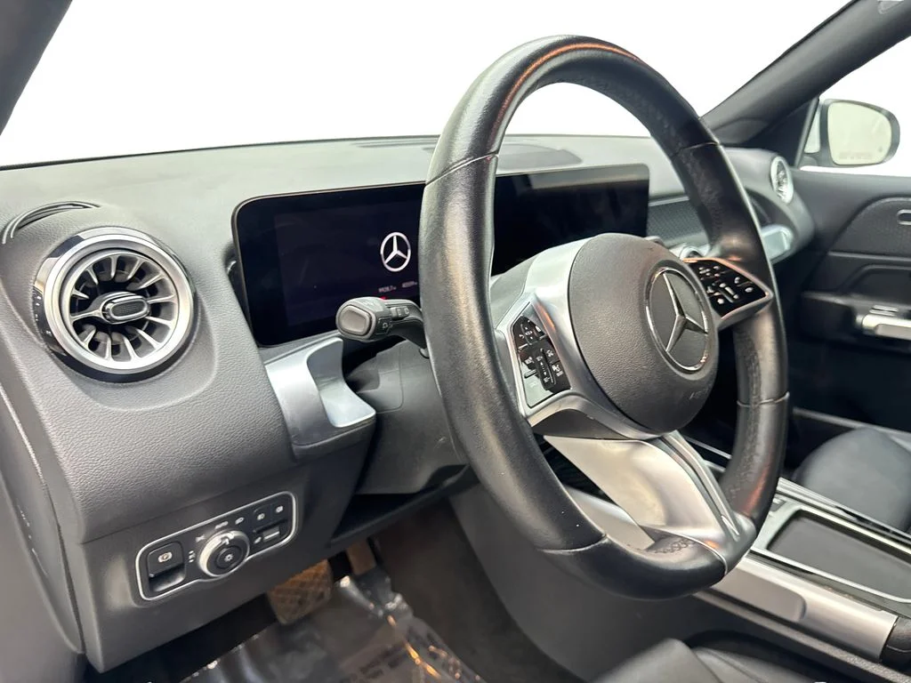 Used 2025 White Mercedes-Benz GLB 250 image 47