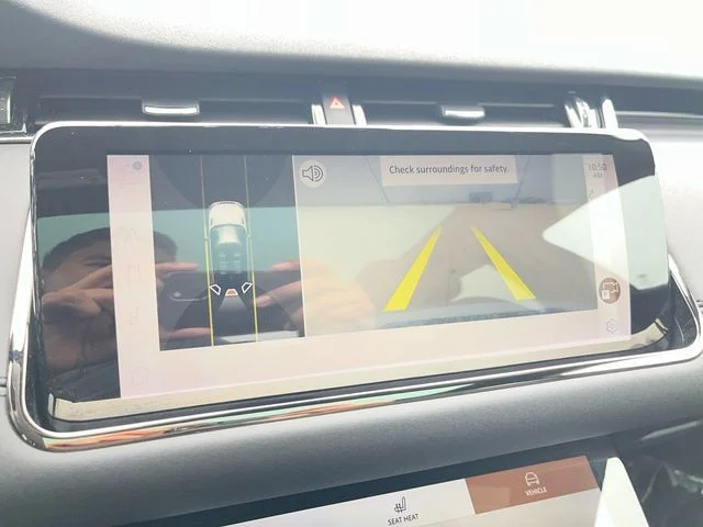 Used 2023 White Land Rover R-Dynamic SE image 21