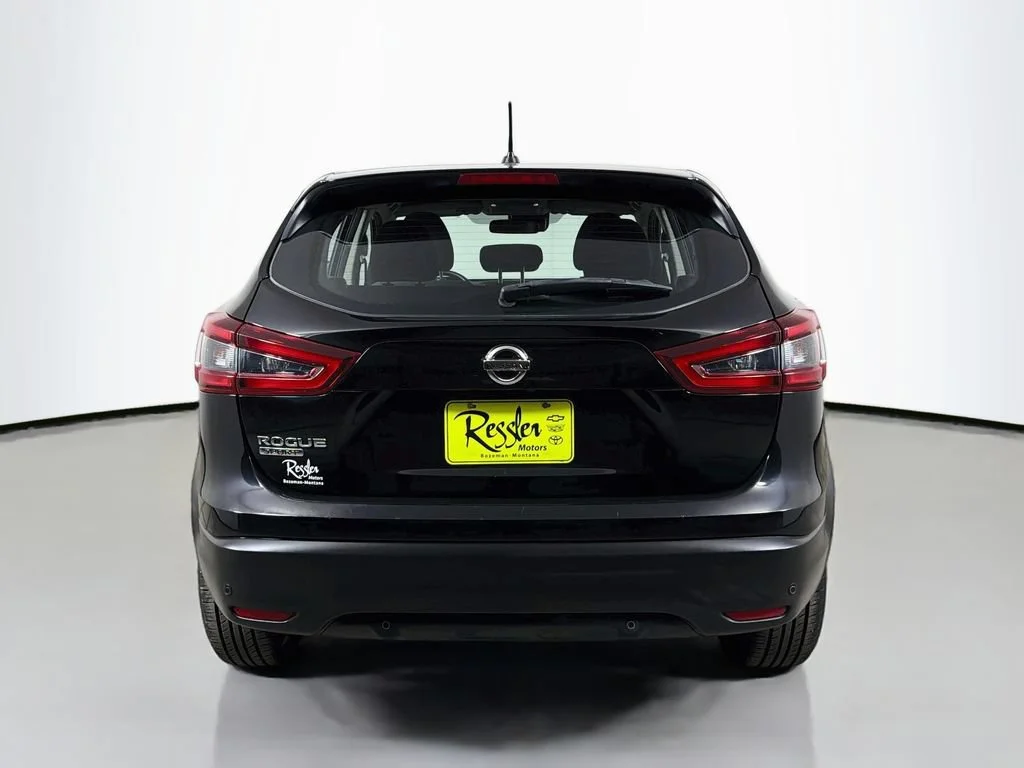 Used 2021  Nissan S image 7