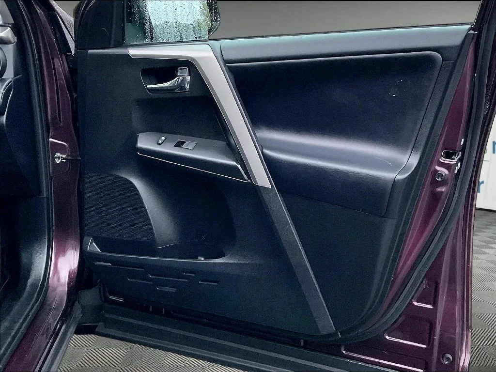 Used 2018 Black Currant Toyota XLE image 10
