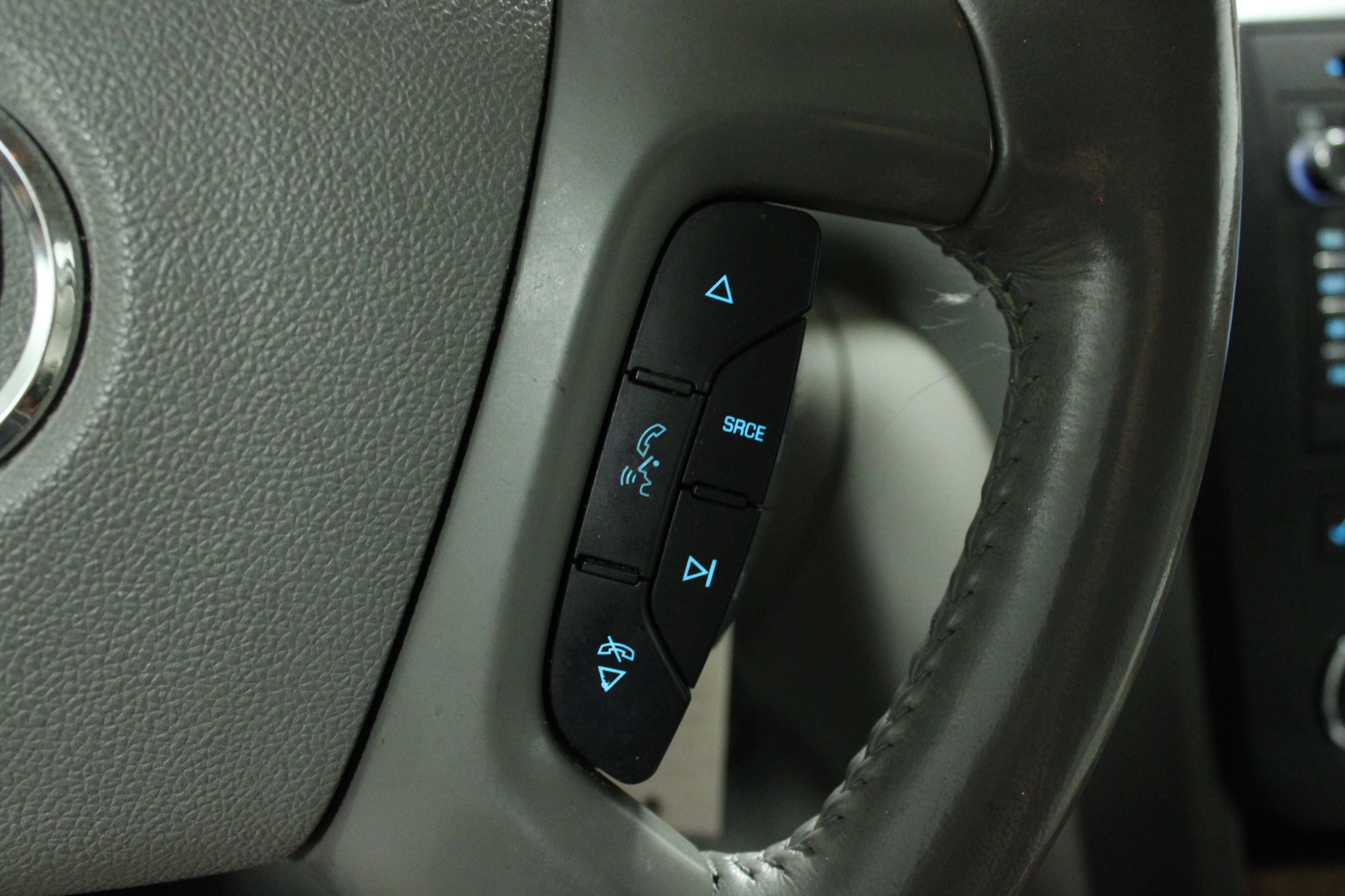 Used 2011 White Diamond Clearcoat Buick CXL image 22