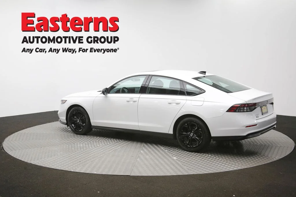 Used 2025 White Honda SE image 62