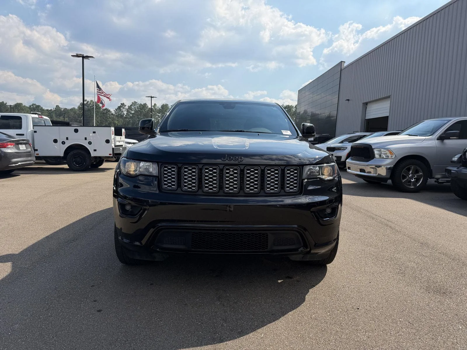 Used 2020 Diamond Black Crystal Pearlcoat Jeep Altitude image 2