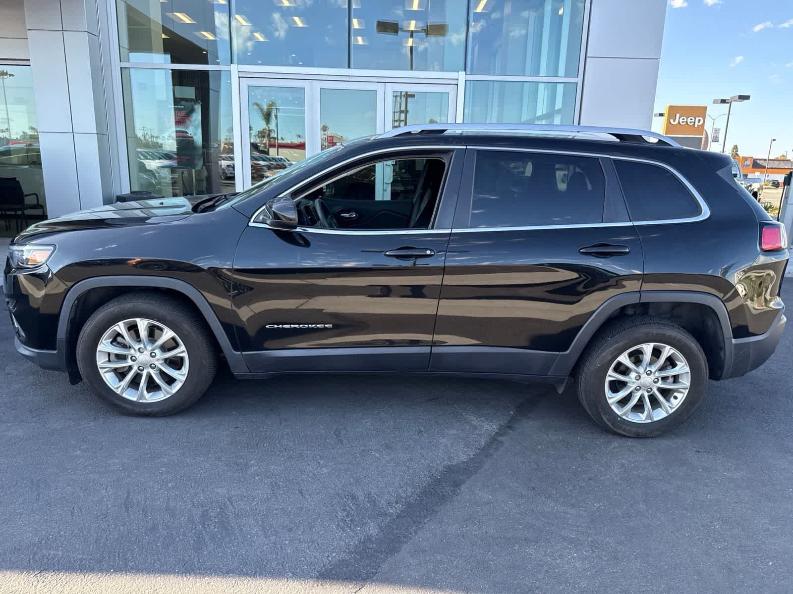 Used 2019 Diamond Black Crystal Pearlcoat Jeep Latitude image 19