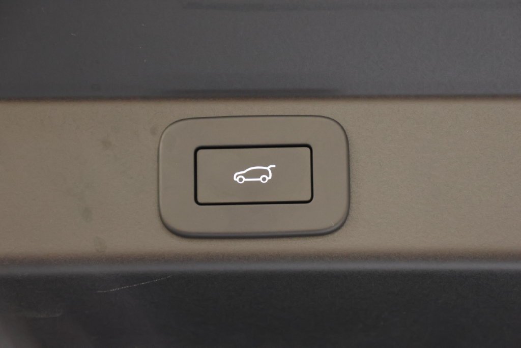 Certified Used 2026 Fuji White Land Rover Dynamic SE image 50
