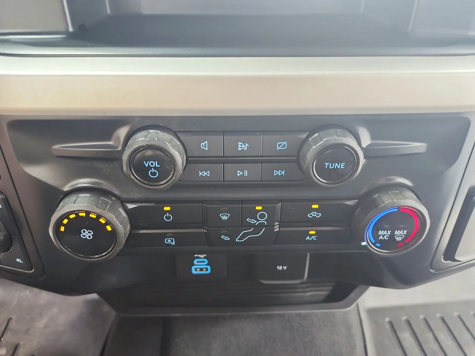 Used 2023 White Ford XL image 32