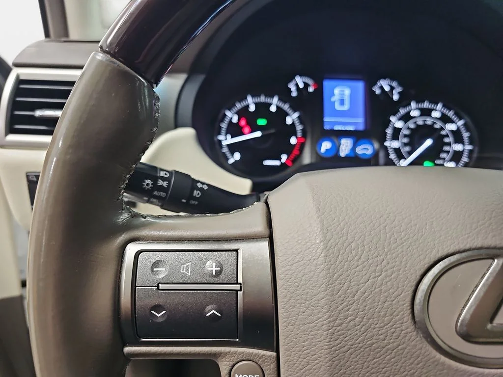 Used 2019 White Lexus 460 image 19