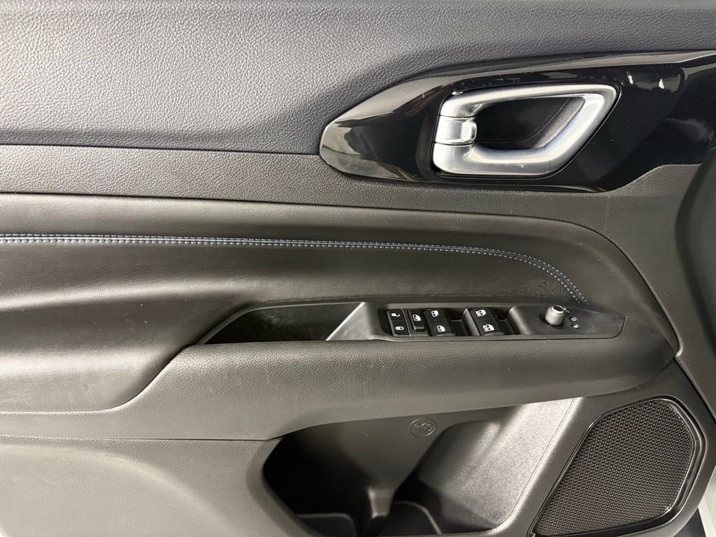 New 2026 Silver Zynith Metallic Clearcoat Jeep Latitude image 19