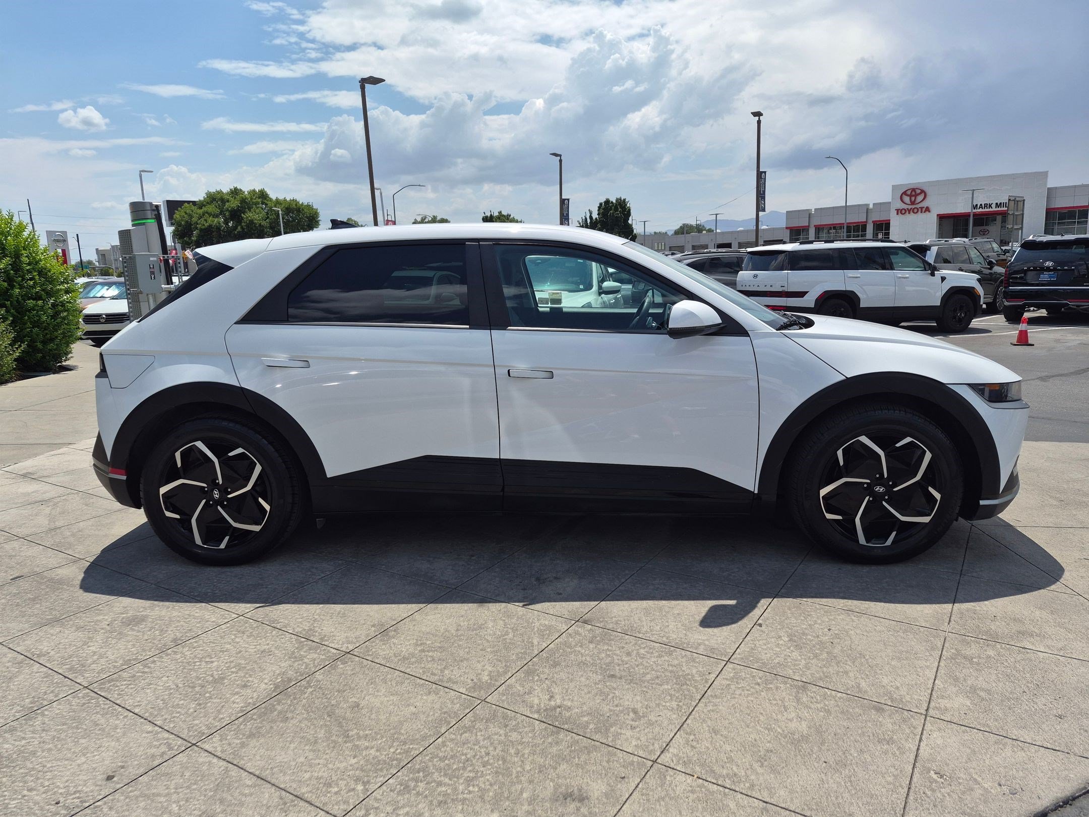 Certified Used 2023 Atlas White Hyundai SEL image 2