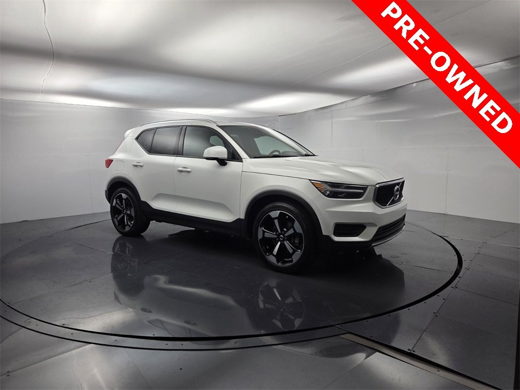 2022 Volvo XC40 Momentum photo 3