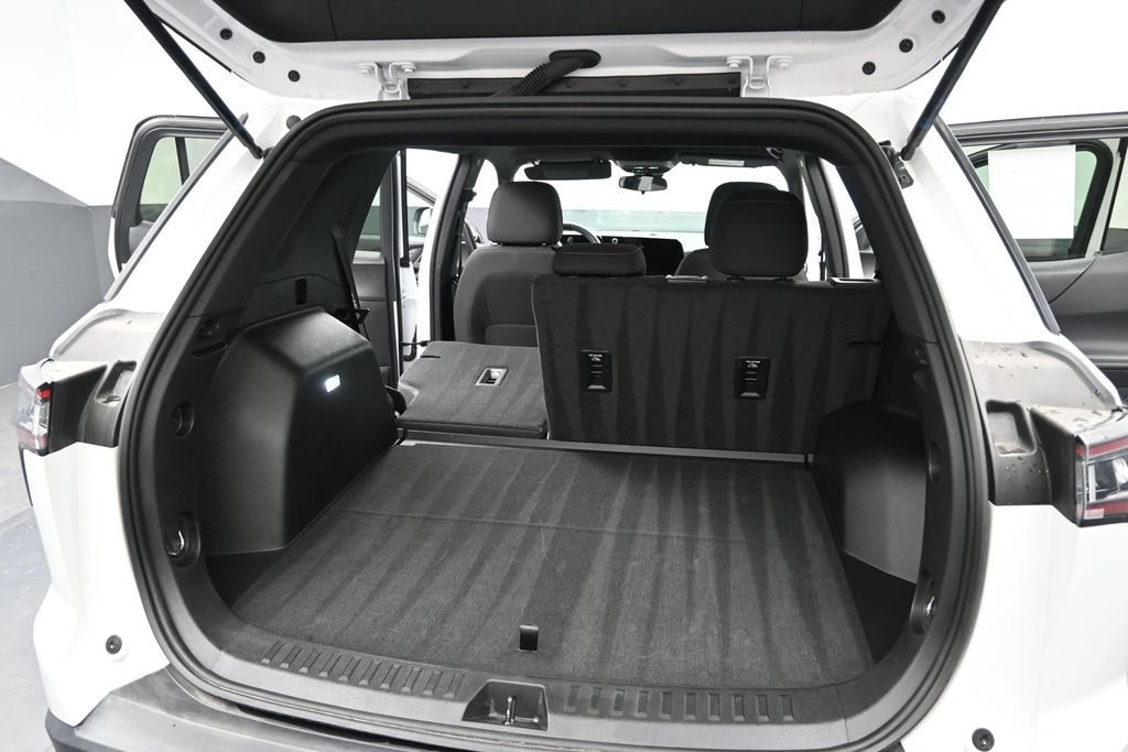 Used 2025 White Chevrolet LT image 11