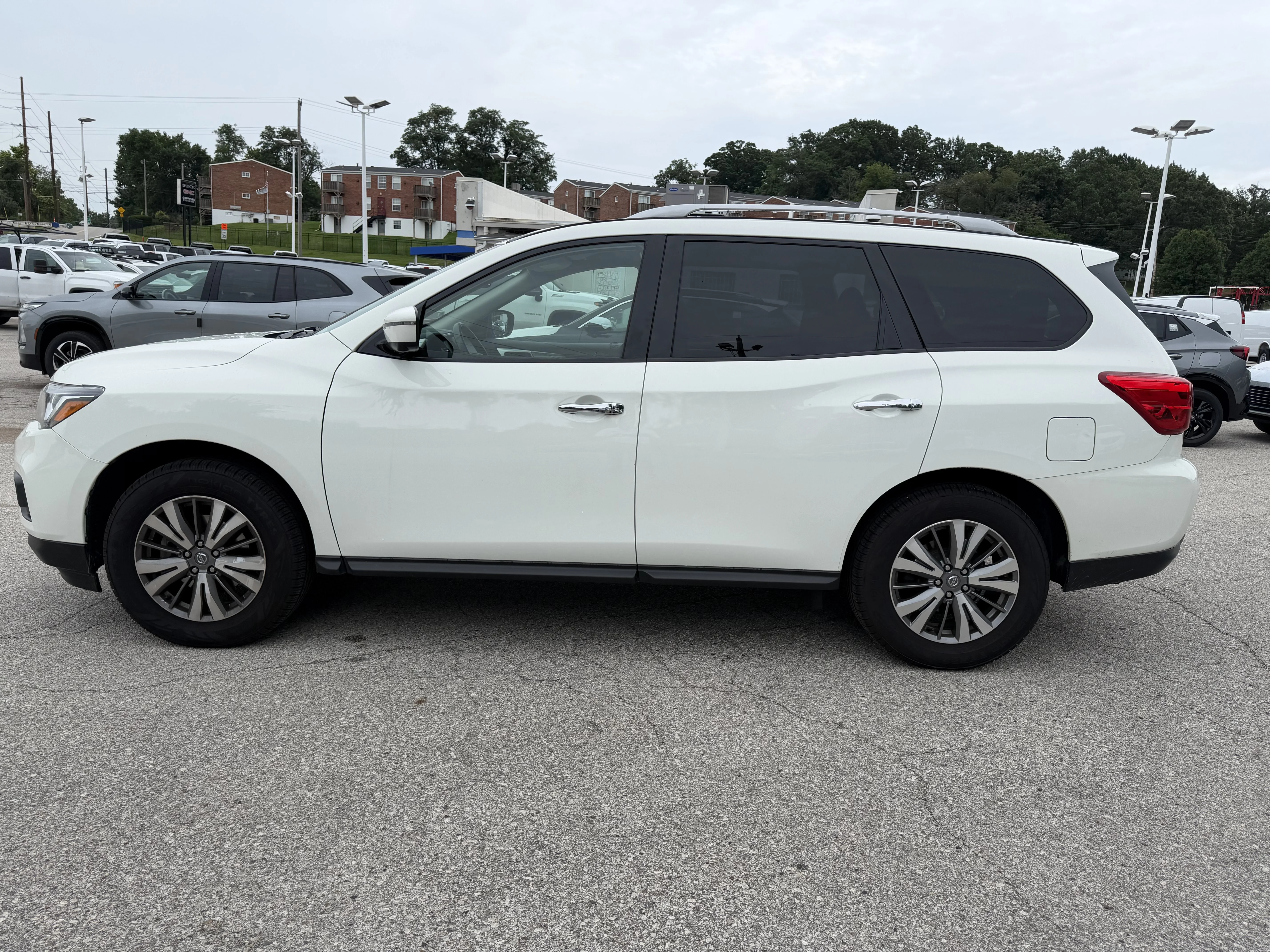 Used 2019 Glacier White Nissan SL image 4
