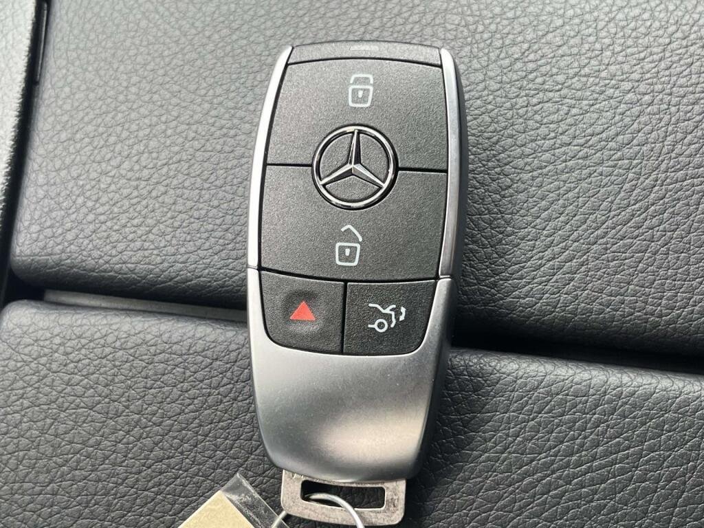 New 2026 Mountain Grey Metallic Mercedes-Benz GLB 250 image 4