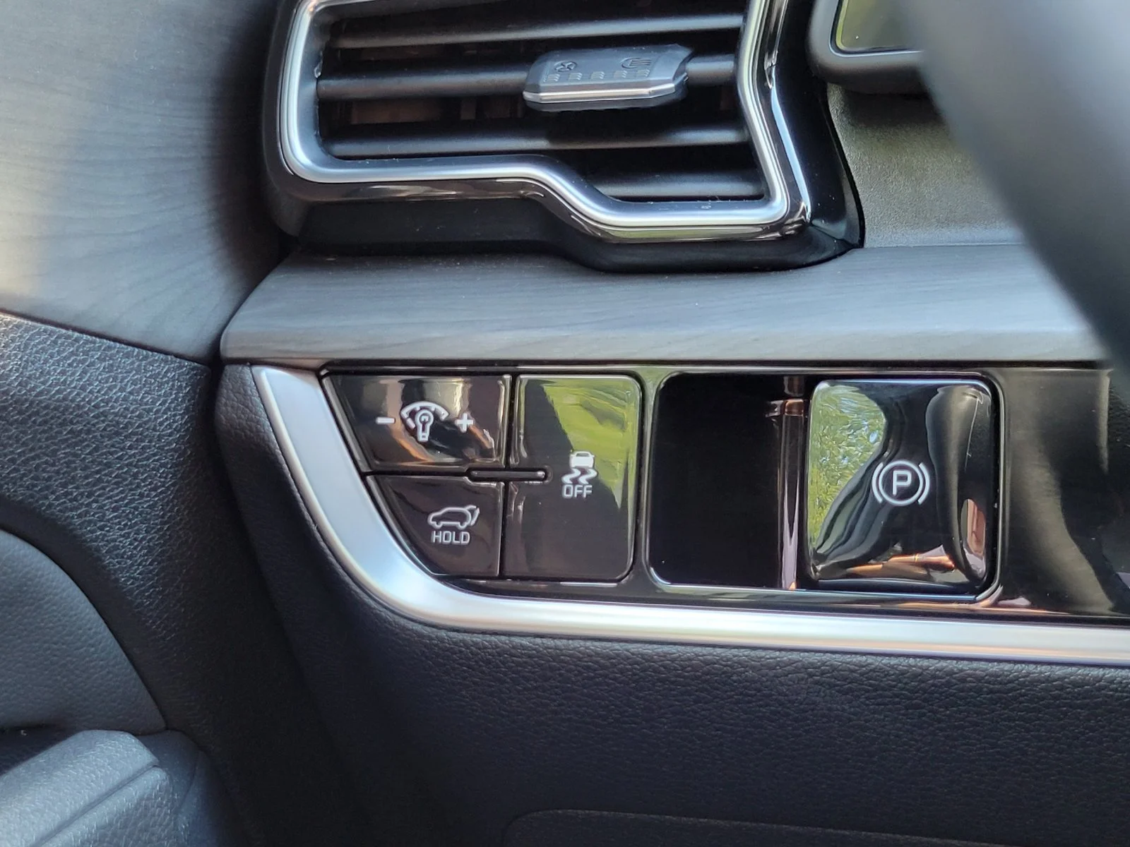 Certified Used 2025 Green Kia X-Line image 15