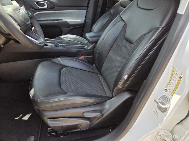 Used 2022 Bright White Clearcoat Jeep Latitude image 10